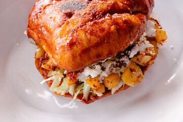 Pambazo relleno de papas, queso, lechuga, carne y queso 