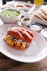 Pambazo relleno de carne con papas y zanahoria 