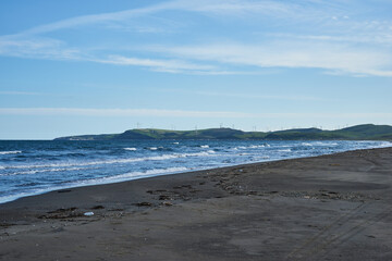 北海道稚内市　宗谷湾の砂浜と宗谷丘陵
