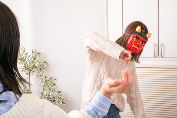 豆を投げられる鬼　demon