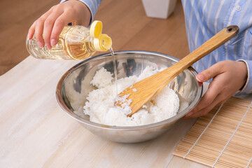 酢飯を作る女性の手元　Vinegared rice