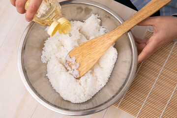 酢飯を作る女性の手元　Vinegared rice