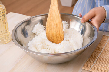 酢飯を作る女性の手元　Vinegared rice
