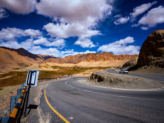 road to the mountains of Ladakh