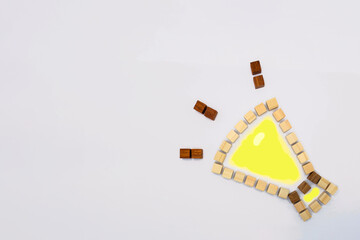 黄色いウッドキューブのメガホンで音を出す背景