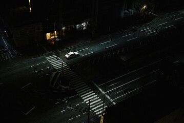 높은 앵글의 자동차가 있는 밤 분위기