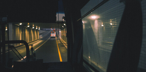 초점이 흐릿한 버스 안 풍경