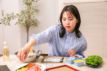 恵方巻きを作る女性　cooking