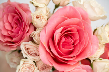 Fototapeta na wymiar Coral roses and blush pink spray roses 