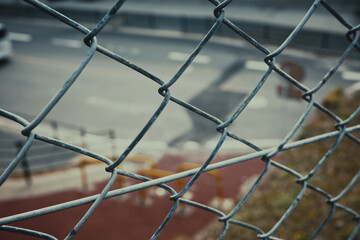 철조망 밖의 흐린 풍경