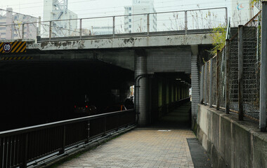 교량 터널 앞 풍경