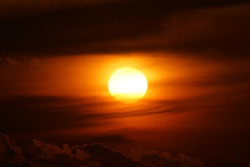 Obraz premium Energising Sunrise awakening the world