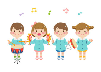 音楽会で楽器を演奏する子供たち