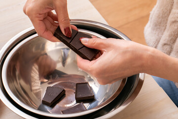 チョコレートを湯煎する女性　chocolate