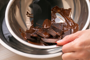 チョコレートを湯煎する女性　chocolate