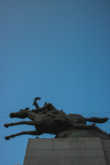 Monumento caballo jinete cielo azul