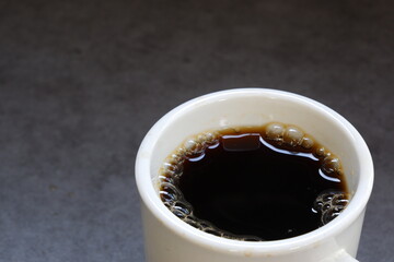 淹れたてのフレッシュなコーヒーが入ったコーヒーカップ