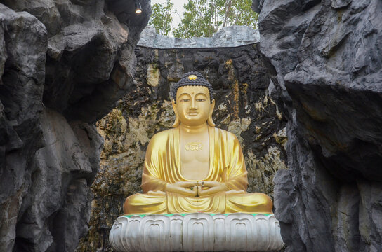 Luang Por To Mahayana, at Wat Lak Si Rat Samosorn, surrounded by model mountains