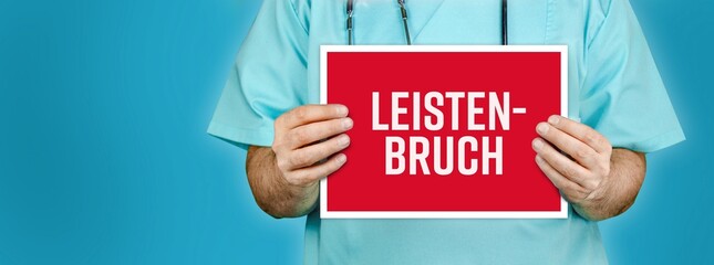Leistenbruch (Leistenhernie). Arzt zeigt rotes Schild mit medizinischen Wort. Blauer Hintergrund.