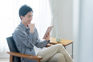 タブレットを使う若い男性