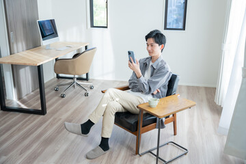 スマホを見る若い男性