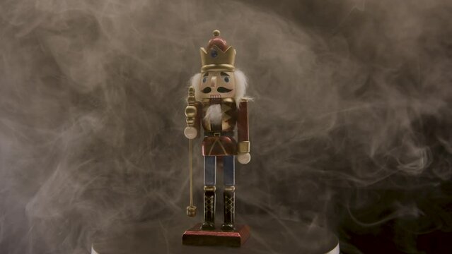 Ein Nussknacker umgeben von Rauch