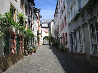 Fototapeta na wymiar Gasse mit Graacher Tor in Bernkastel-Kues