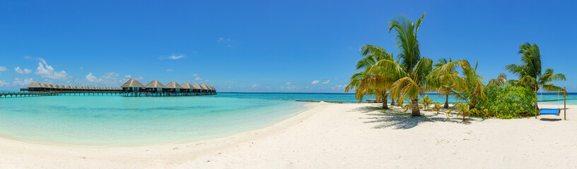 Obraz na płótnie Canvas Beautiful maldives tropical island - Panorama