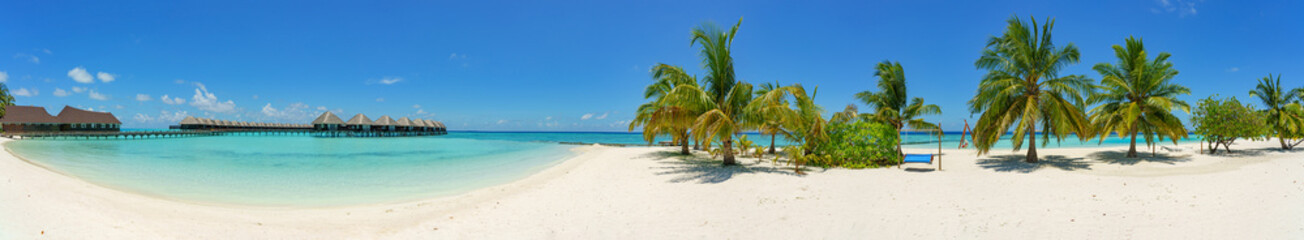 Fototapeta na wymiar Beautiful maldives tropical island - Panorama