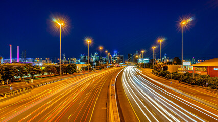 Naklejka premium Melbourne, Australia - Lights trails of the moving traffic along the West Gate freeway
