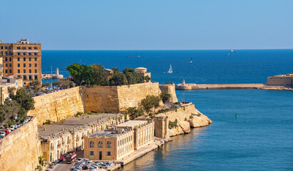 Fototapeta na wymiar Harbour von Malta mit den alten Mauern von Valletta 