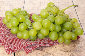 grappe de raisin blanc sur une table