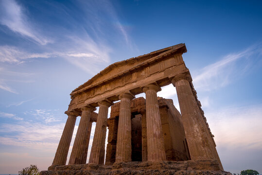 Tempio greco al tramonto, Sicilia