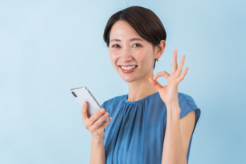携帯でを持つ日本人女性