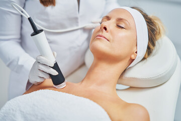 Obraz na płótnie Canvas Woman in a beauty salon having face and body treatment