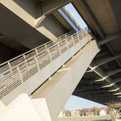 Treppenaufstieg zur Brücke