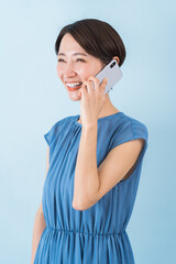 Naklejka premium 携帯でを持つ日本人女性
