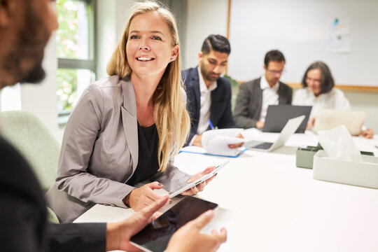 Gesch&auml;ftsleute arbeiten in Teamwork in einem Meeting