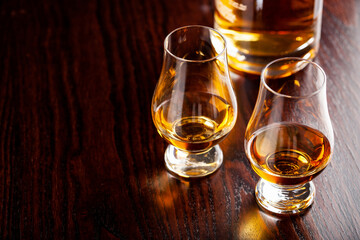 Fototapeta glass of whisky spirit brandy on dark brown background obraz