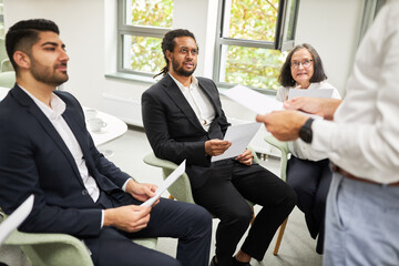 Business Leute als Bewerber oder Trainees mit Fragebogen