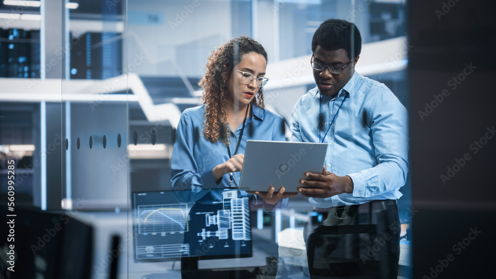 Fototapete Multiethnic Robotics Engineer Talking to Project Manager, Discussing Robot Dog Concept in High Tech Research and Development Facility. Professional Industrial Scientists Working in the Background.