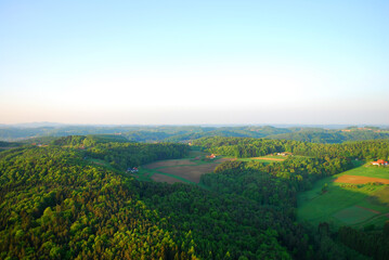 Fototapeta na wymiar Die ersten Sonnenstrahlen über dem steirischen Hügelland.