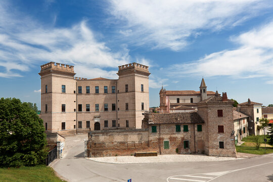  Mesola, Ferrara. Veduta del borgo con il Castello
