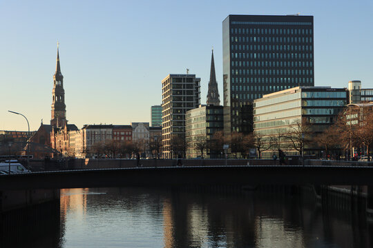 Hamburger Kontraste; Mittelalterliche Stadtkirchen und moderne B&uuml;robauten am Zollkanal (Dovenfleet)