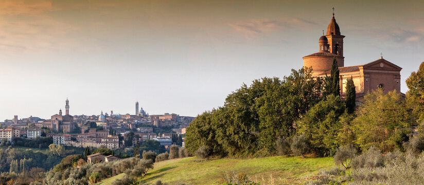 Scacciapensieri, Siena. Basilica dell’Osservanza sul Colle della Capriola verso la città 
