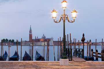 Venezia. Veduta dal Molo di Palazzo Ducale con lampione acceso e gondole al palo verso l'isola di...