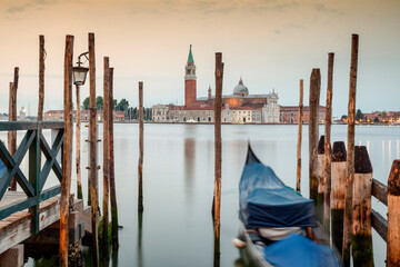 Venezia. Gondola al palo nel bacino di San Marco verso l'isola di San Giorgio Maggiore