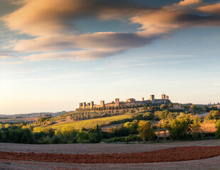 Fototapeta na wymiar Monteriggioni, Siena. Panorama del borgo turrito nel contesto rurale al tramonto