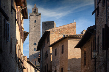 Fototapeta na wymiar San Gimignano, Siena. Veduta di via della cittadina verso la Torre Grossa