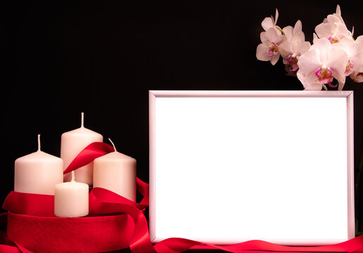 Cadre transparent avec des bougies et des fleurs d'orchid&radic;&copy;es sur fond noir.